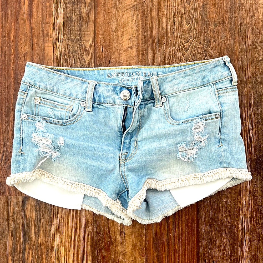 Women’s denim jean shorts with white hinge